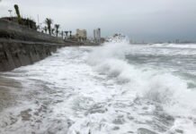 View of waves in Mazatlan, Sinaloa state, Mexico on October 22, 2018, before the arrival of Hurricane Willa. - Hurricane Willa upgraded to maximum Category 5 storm, US forecasters informed.